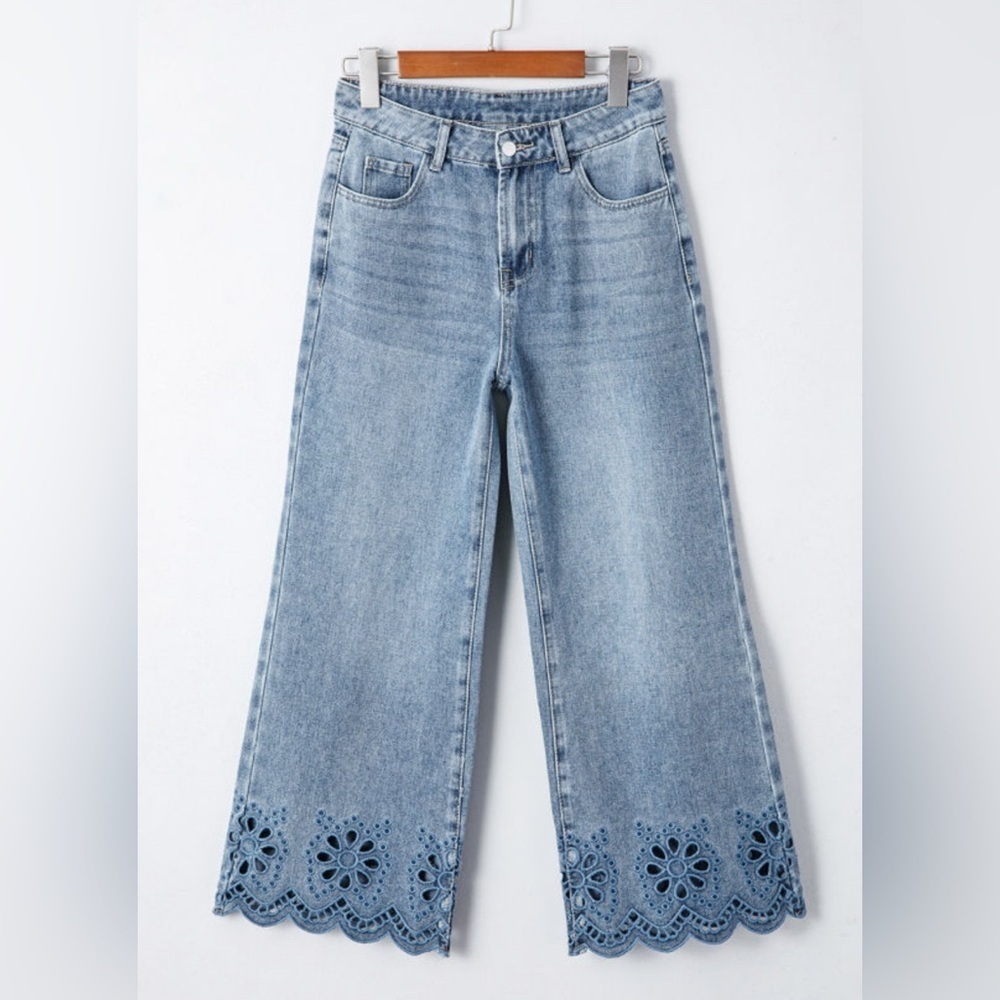 Women's Cropped Wide-Leg Jeans with Eyelet Hem - Picture 5 of 9